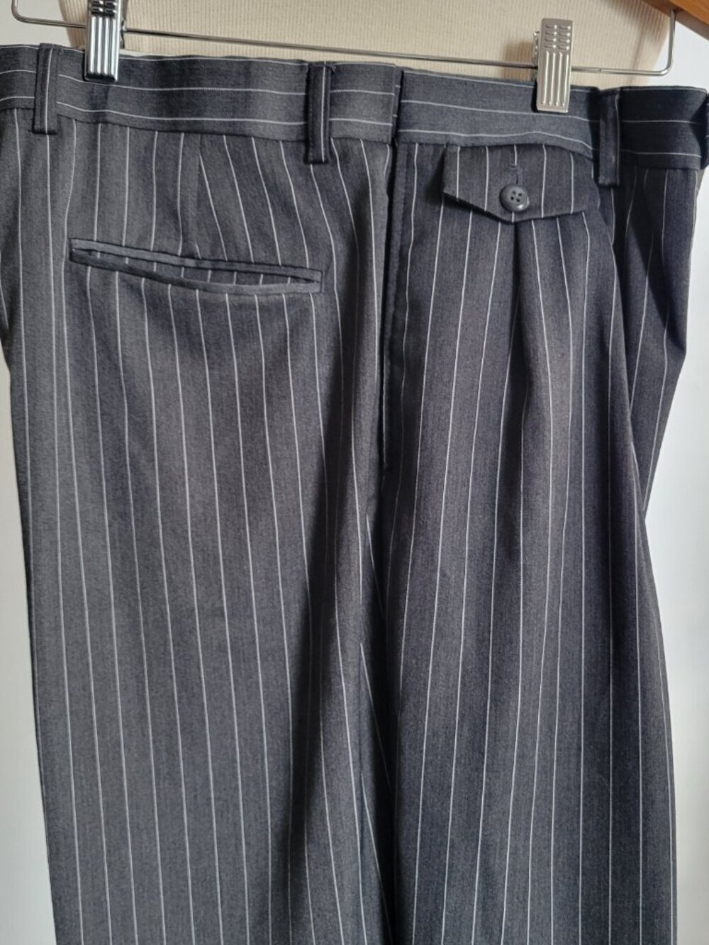J Ferrar of Italy 3-Piece Charcoal Pinstripe Suit (Size: 42 R /35 W) - Picture 3 of 15